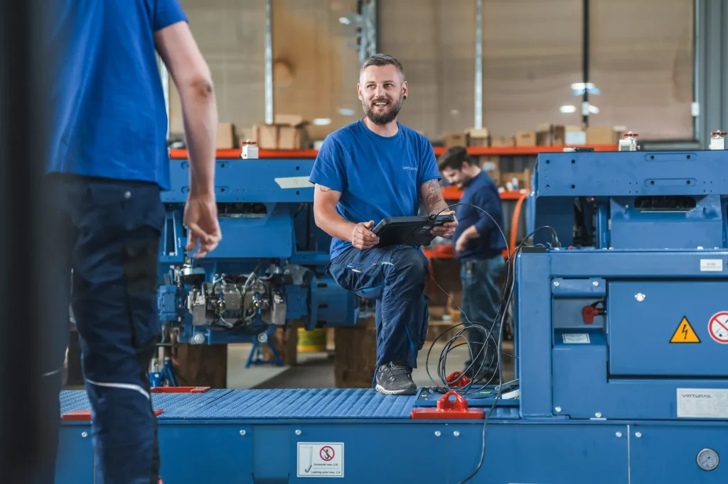 Servicetechniker steht an ASV und prüft es