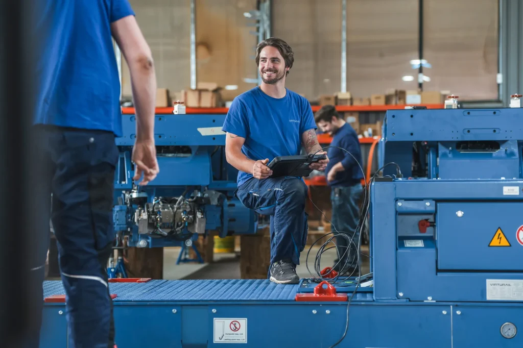 Servicetechniker steht an ASV und prüft es